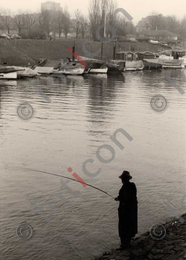 Angler im Rheinhafen - Foto foticon-duesseldorf-0111.jpg | foticon.de - Bilddatenbank für Motive aus Geschichte und Kultur